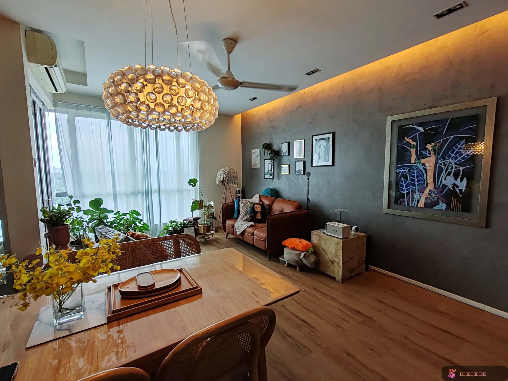 这套设计简约、舒适的公寓位于 Casa Indah 2,设有阳台,可欣赏迷人的高尔夫球场美景。 This beautifully designed and comfortable condo is located at Casa Indah 2, featuring a balcony with a lovely golf course view.