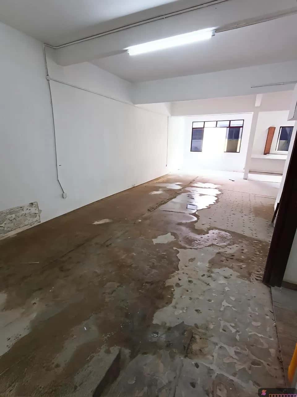 Located in the commercial space well maintained unit